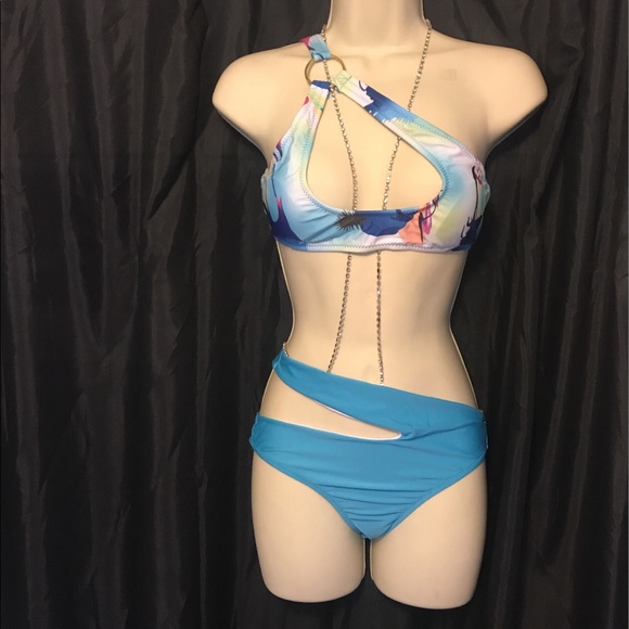Tropical Asymmetric bikini top has removable pads - Picture 2 of 3